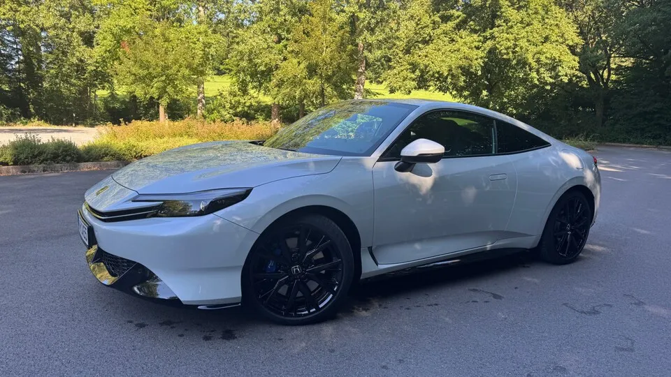 Optisch klar als Coupé erkennbar, technisch deutlich moderner: Honda kombiniert den neuen Prelude mit einem Vollhybridantrieb.