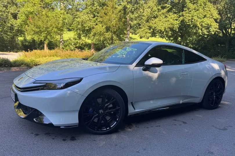 Optisch klar als Coupé erkennbar, technisch deutlich moderner: Honda kombiniert den neuen Prelude mit einem Vollhybridantrieb.