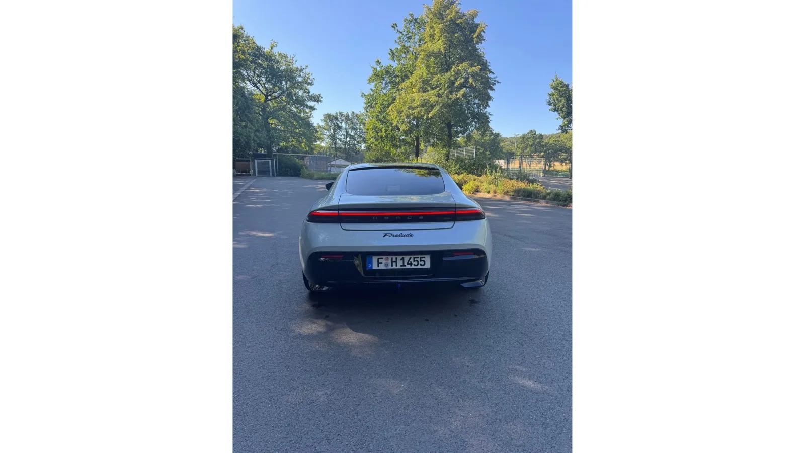 Am Heck setzt Honda auf eine breite, klare Linienführung. Bei der Gestaltung drängt sich der Vergleich mit Porsche geradezu auf.