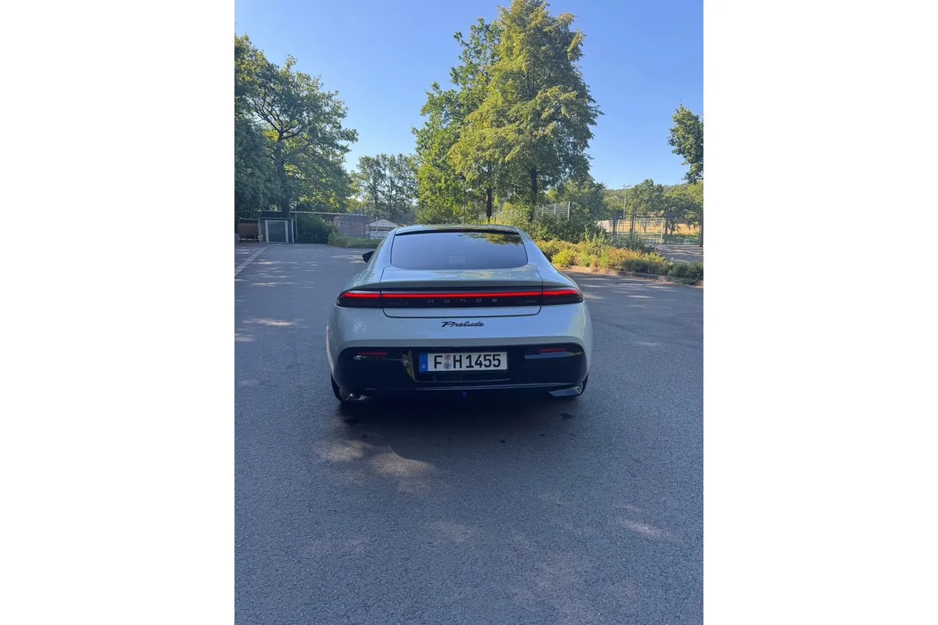 Am Heck setzt Honda auf eine breite, klare Linienführung. Bei der Gestaltung drängt sich der Vergleich mit Porsche geradezu auf.