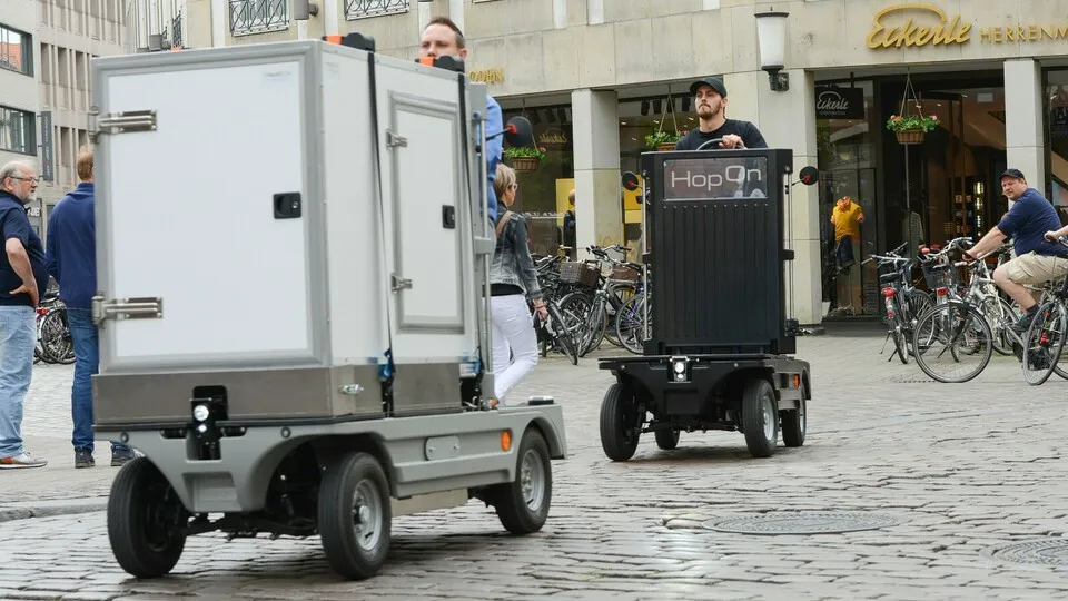 Auf dem Hopon können unter anderem Container transportiert werden.