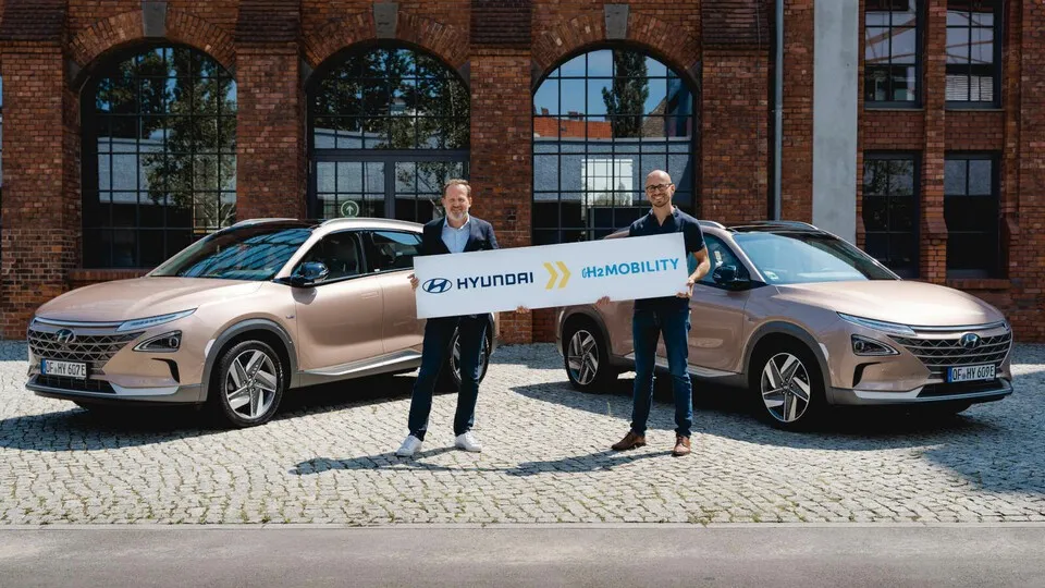 Ronald Grasman, Vice President Fuel Cell Business Development bei Hyundai, und H2-Mobility-Geschäftsführer Nikolas Iwan (von links).