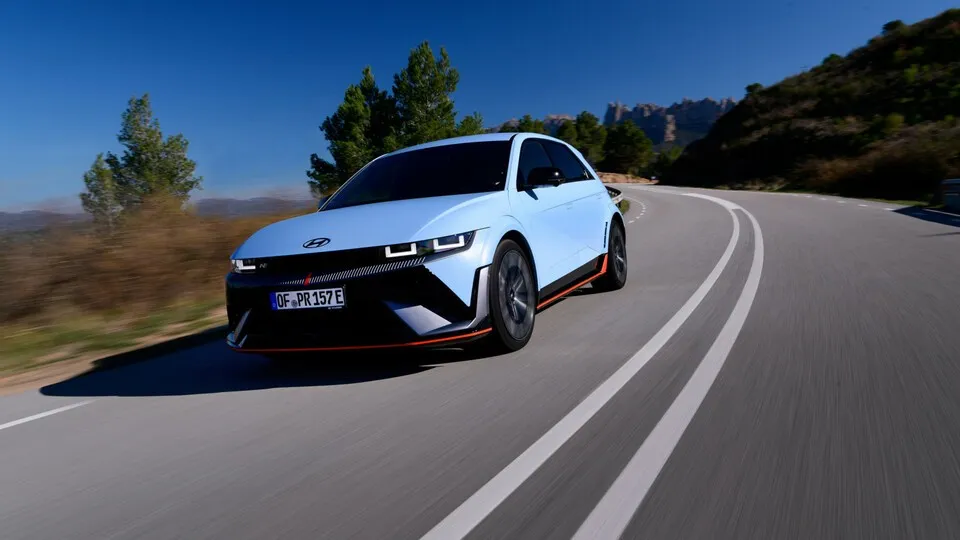 Der Hyundai Ioniq 5 N ist ein High-Performance-Stromer mit echtem Schalterlebnis und Motorsport-Sound, der lokal emissionsfreie Elektropower at its best liefert.