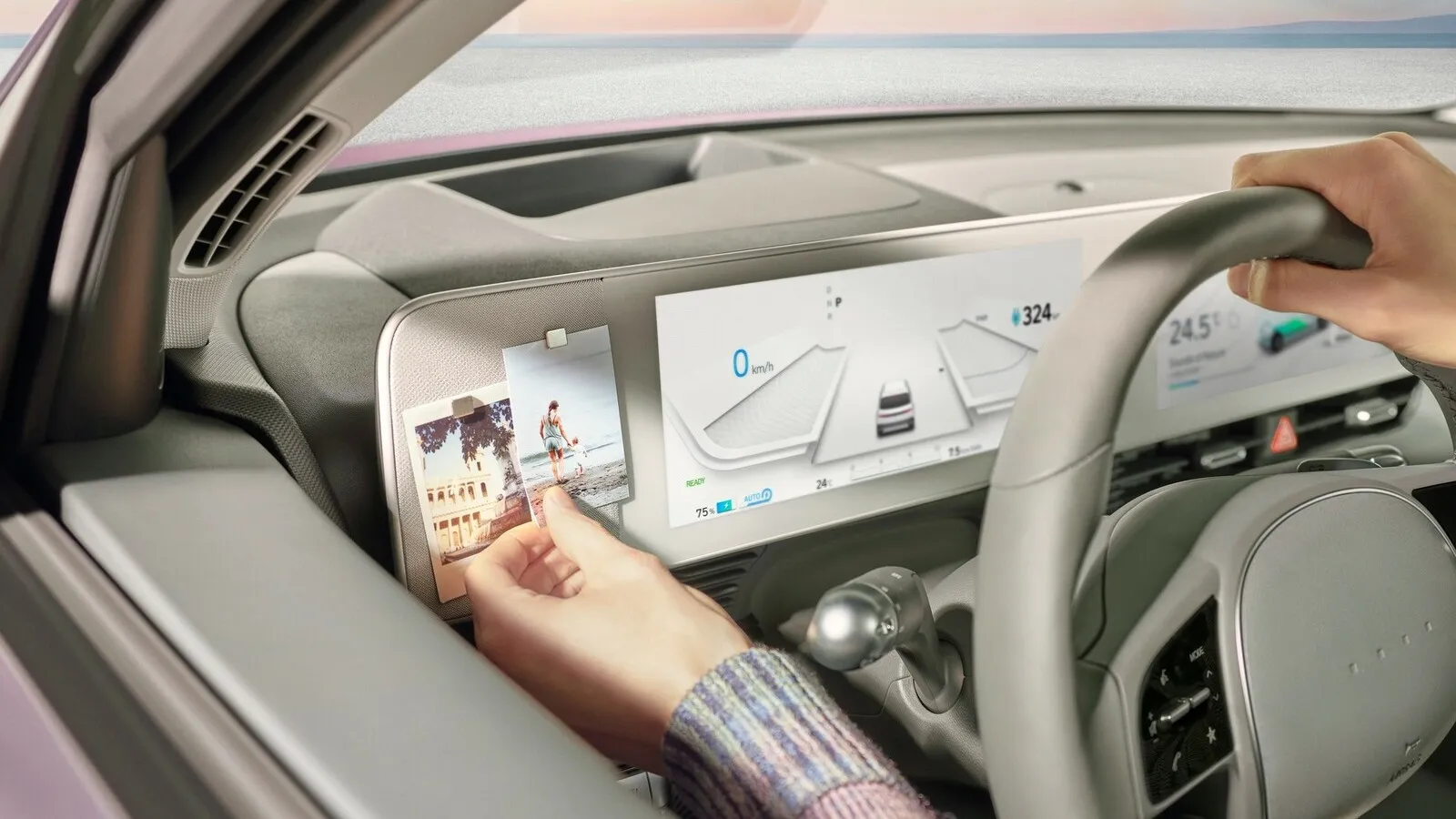 Nette Idee: Eine kleine Pinnwand neben dem Cockpitdisplay des Ioniq 5.
