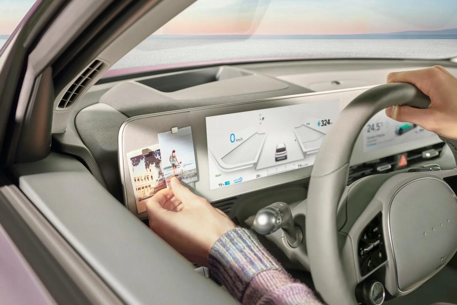 Nette Idee: Eine kleine Pinnwand neben dem Cockpitdisplay des Ioniq 5.