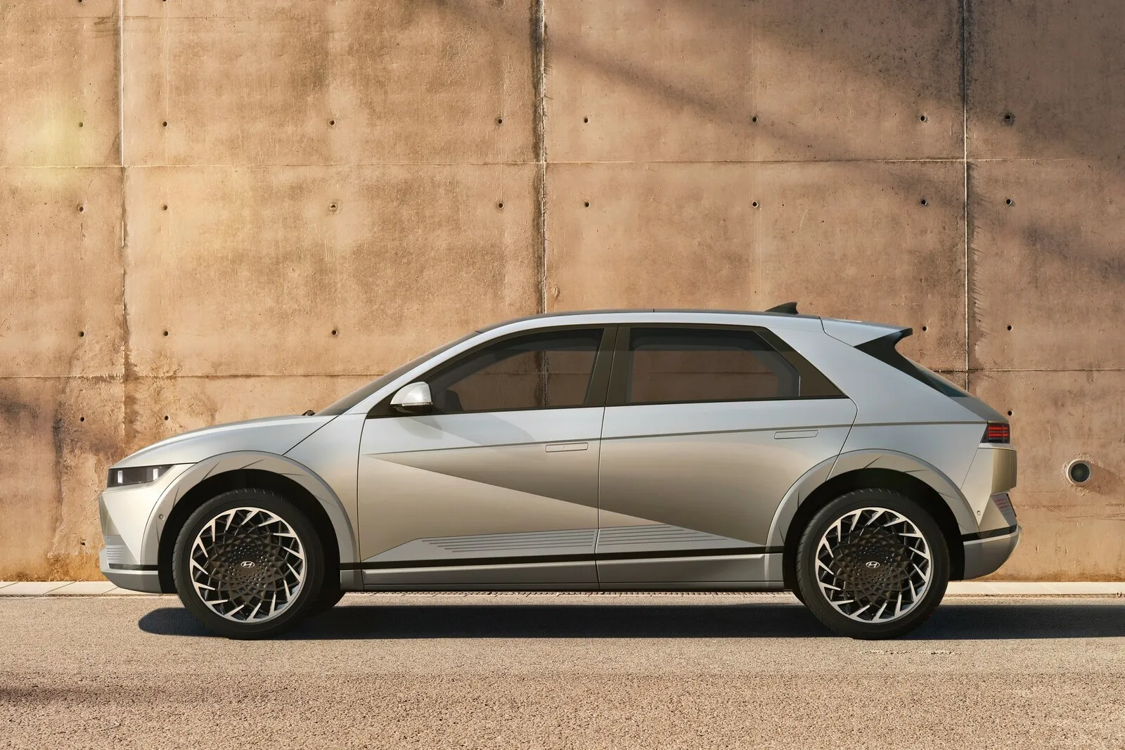 Der Ioniq 5 könnte ein typisches Kompaktmodell sein, doch bietet er ein für dieses Segment ungewöhnlich langen Radstand von exakt drei Meter.