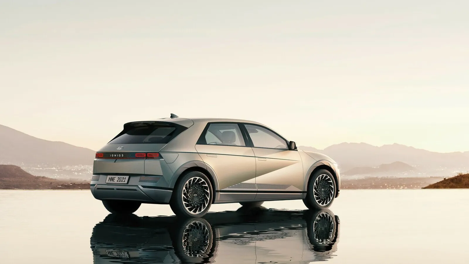 Nicht ganz zufällig einnert die Silhouette des Ioniq 5 an den Ur-Pony, der das erste eigene Modell der Marke Hyundai war.