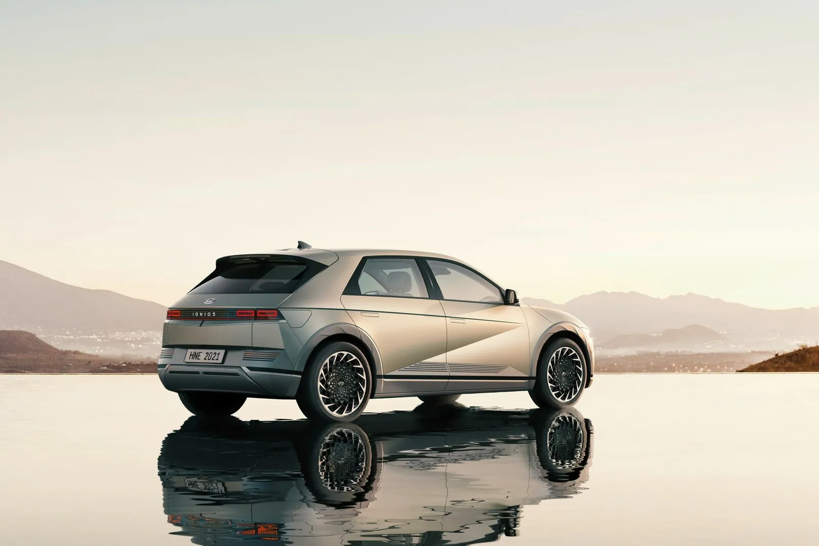 Nicht ganz zufällig einnert die Silhouette des Ioniq 5 an den Ur-Pony, der das erste eigene Modell der Marke Hyundai war.