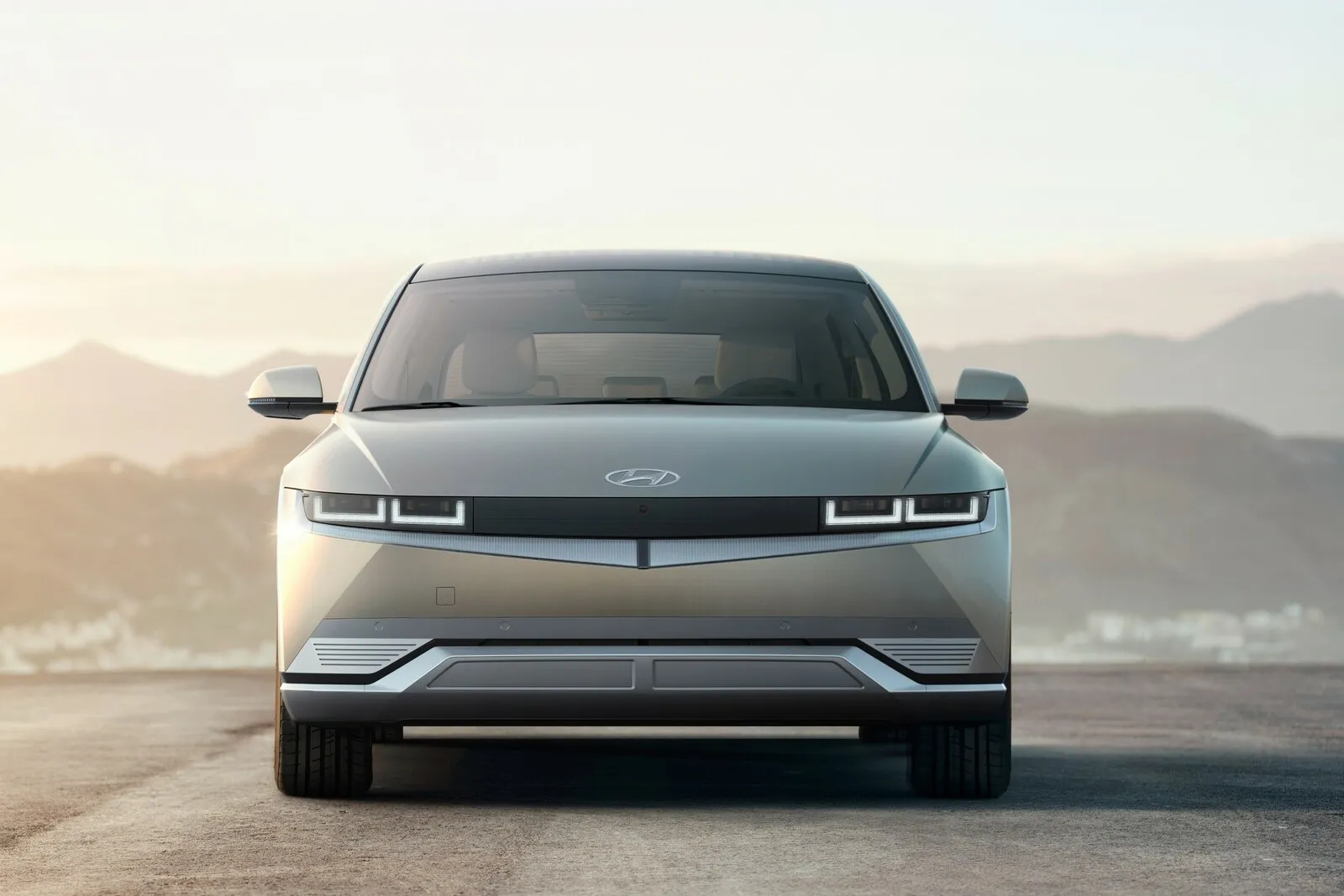 Auf Luftöffnungen verzichtet die sehr klar gezeichnete Front des Ioniq 5.
