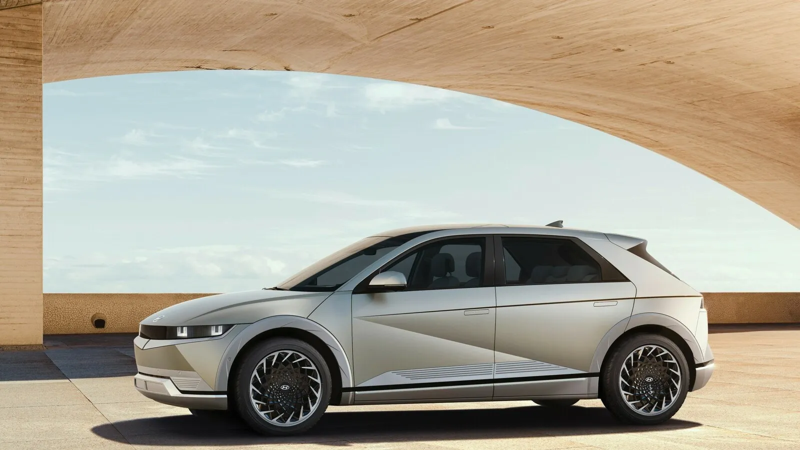 Beim Design des Ioniq 5 legte Hyundai besonders viel Wert auf wenig Luftwiderstand gelegt. So sind die Türgriffe bündig mit den Türblechen.
