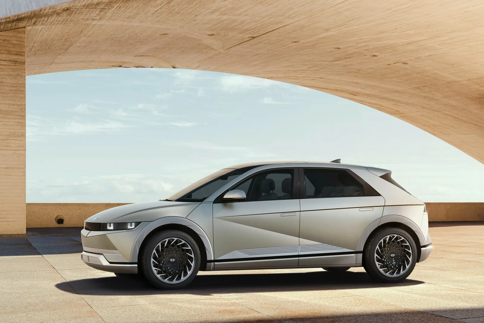 Beim Design des Ioniq 5 legte Hyundai besonders viel Wert auf wenig Luftwiderstand gelegt. So sind die Türgriffe bündig mit den Türblechen.