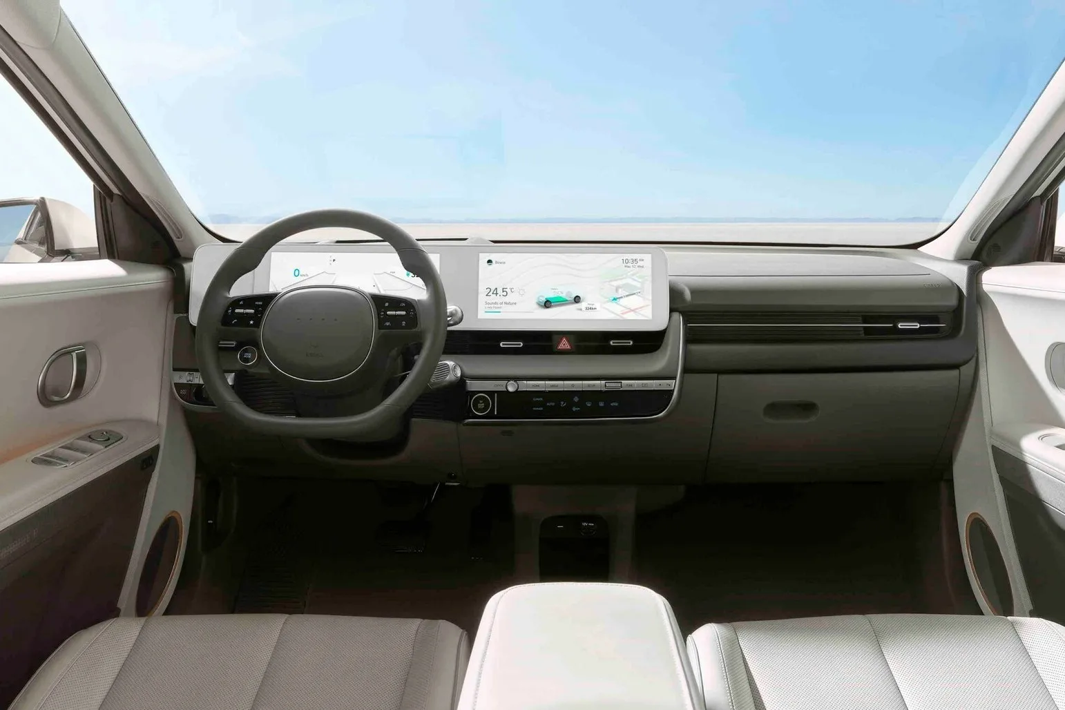 Nein, das ist keine Studie, sondern das finale Seriendesign des Ioniq 5, der zwei weiß gerahmte Riesendisplays bietet.