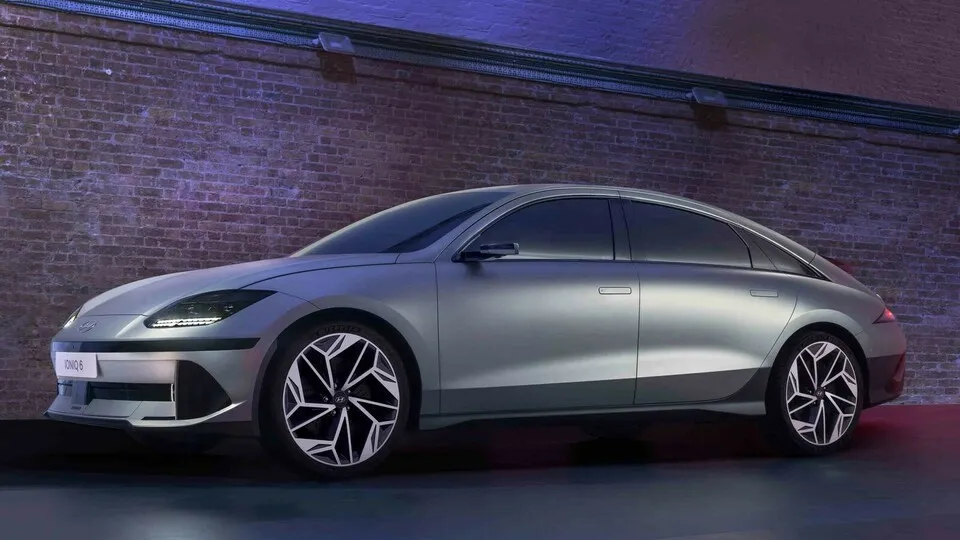 Ein bisschen Porsche Taycan, ein bisschen Mercedes CLA – der Ioniq 6 ordnet sich höher ein als noch der 5.