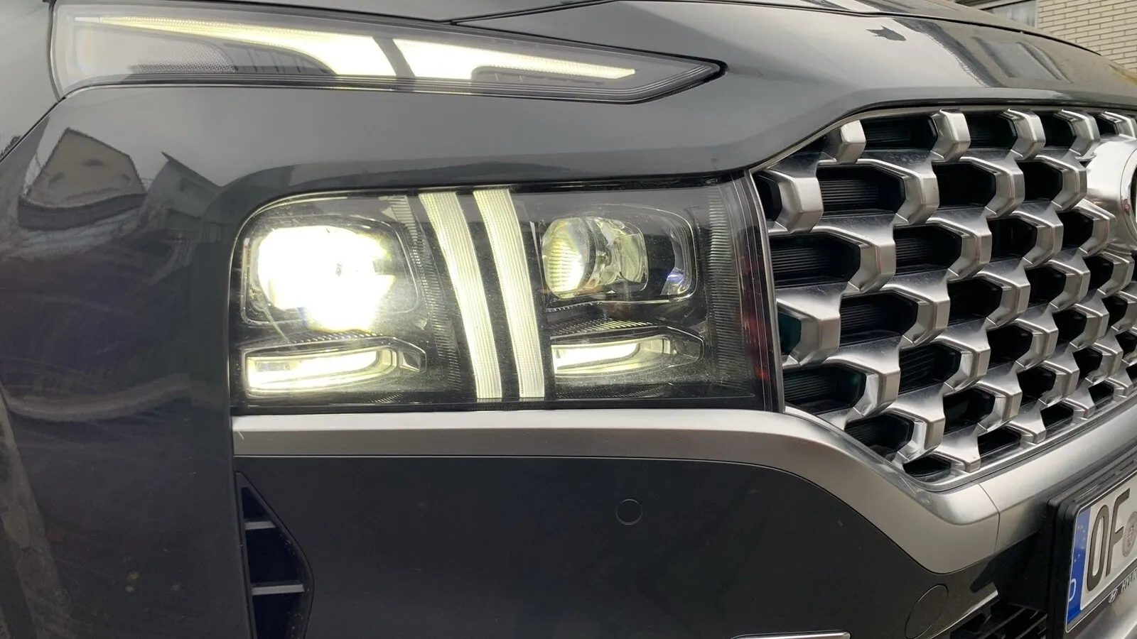 Auffällig sind die T-förmigen Tagfahrlichter, in die auch die Blinker integriert sind.