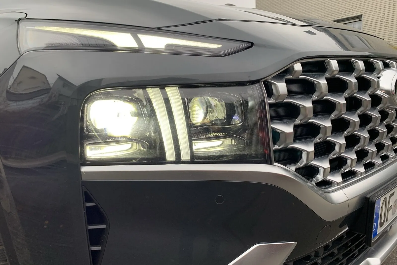 Auffällig sind die T-förmigen Tagfahrlichter, in die auch die Blinker integriert sind.