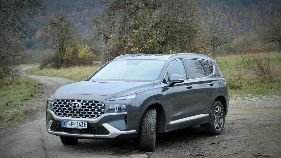 Der Santa Fe ist das Flaggschiff von Hyundai in Europa. Äußerlich fällt die markante Frontschürze auf, die von einem breiten, die Lichter umschließenden Kühlergrill mit 3D-Muster dominiert wird.