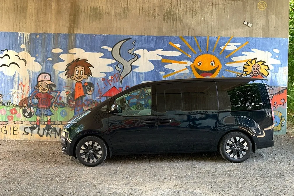 Mit einer Gesamtlänge von 5,25 m, einer Breite von 1,99 m und einer Höhe von 1,99 m passt er auch in viele Parkhäuser.