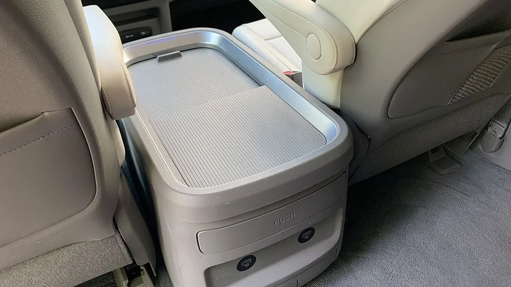 Fahrer und Beifahrer trennt ein Kühlbox ähnlicher Kasten, der viel Stauvolumen bietet, allerdings keine Kühlung.
