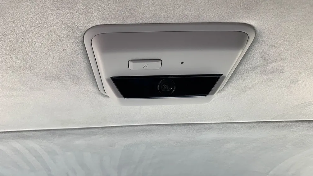 Wer die Passagiere während der Fahrt im Blick behalten möchte, bekommt mit der im Dachhimmel eingebauten Weitwinkel-Kamera ein gutes Bild – auch im Dunkeln – im Bildschirm des Infotainment-Displays angezeigt.