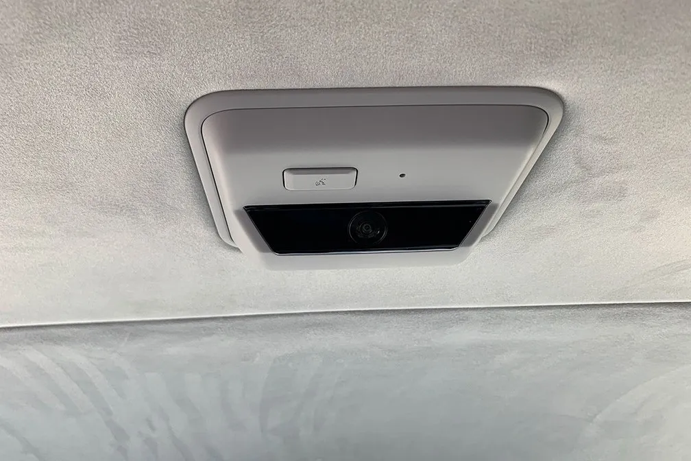 Wer die Passagiere während der Fahrt im Blick behalten möchte, bekommt mit der im Dachhimmel eingebauten Weitwinkel-Kamera ein gutes Bild – auch im Dunkeln – im Bildschirm des Infotainment-Displays angezeigt.