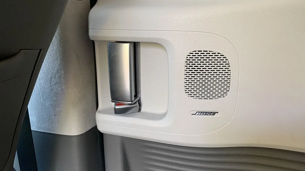 Für guten Klang sorgt die Bose-Soundanlage. Komfortabel lassen sich ide motorisierten Schiebetüren mit einem Hebel oder per Knopf öffnen und schließen.
