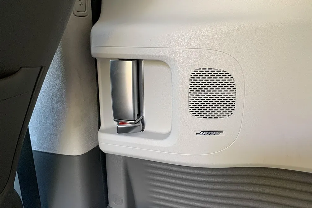 Für guten Klang sorgt die Bose-Soundanlage. Komfortabel lassen sich ide motorisierten Schiebetüren mit einem Hebel oder per Knopf öffnen und schließen.