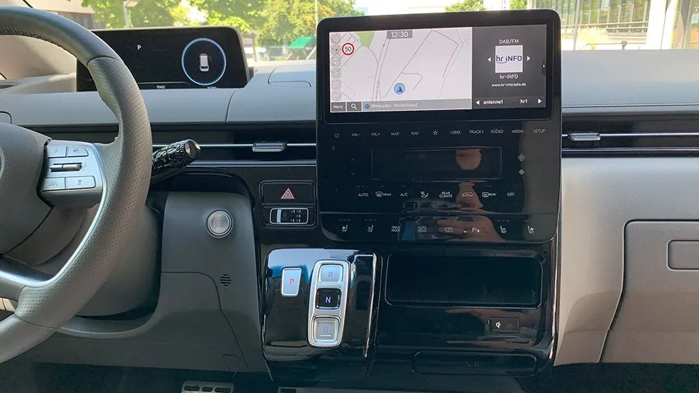 Das Navigationssystem, dessen Anzeige den 10,25 Zoll großen Touchscreen-Monitor in der Mittelkonsole nutzt, weist den Weg dank Online-Zugang auch mit Echtzeit-Verkehrsdaten.
