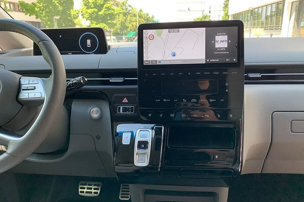 Das Navigationssystem, dessen Anzeige den 10,25 Zoll großen Touchscreen-Monitor in der Mittelkonsole nutzt, weist den Weg dank Online-Zugang auch mit Echtzeit-Verkehrsdaten.