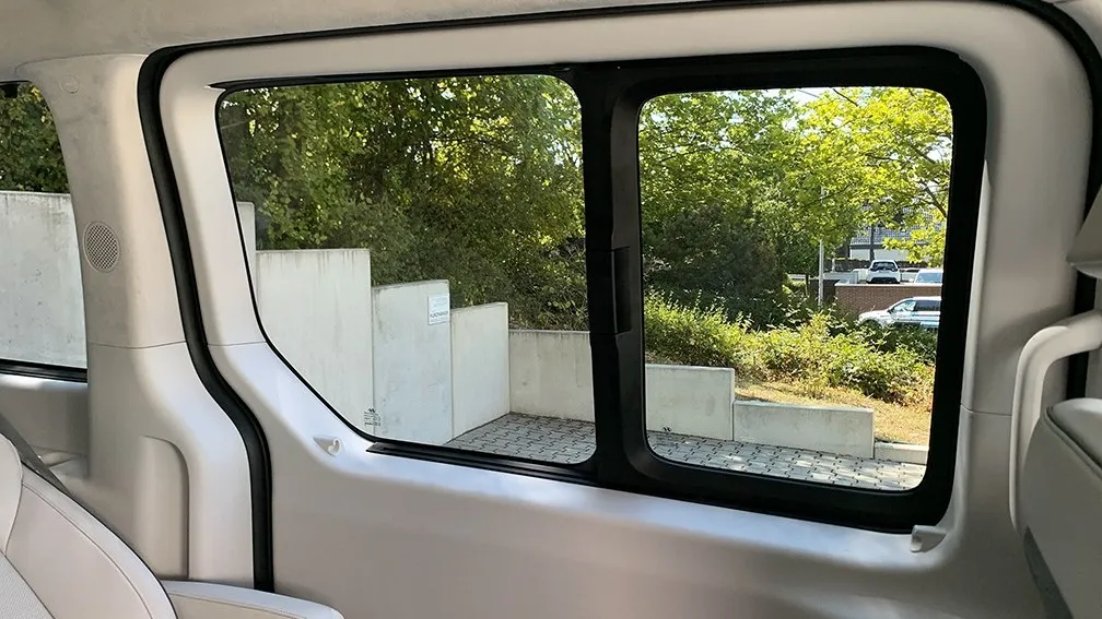 Die Passagiere haben einen guten Blick nach draußen. Sie selbst sind durch dich verdunkelten Scheiben kaum zu sehen. Die Fenster lassen sich mechanisch öffnen.