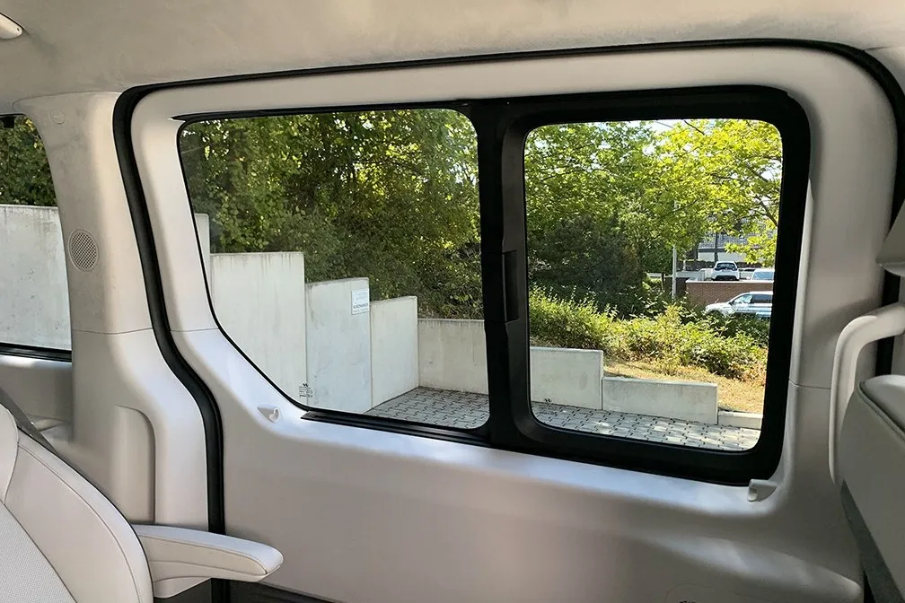 Die  Passagiere haben einen guten Blick nach draußen. Sie selbst sind durch dich verdunkelten Scheiben kaum zu sehen. Die Fenster lassen sich mechanisch öffnen.