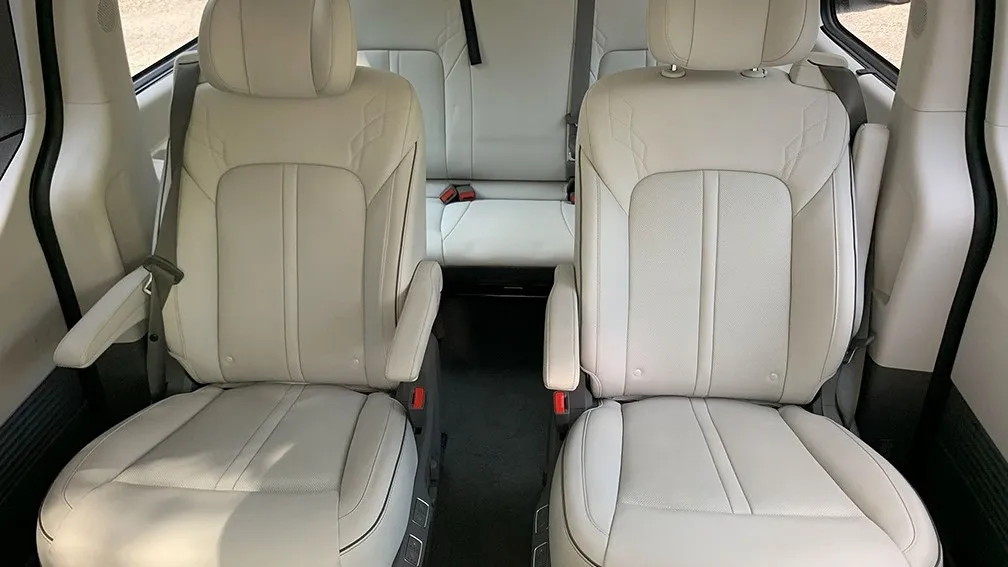Insgesamt sieben Personen können im Hyundai Staria befördert werden. Die hintere Sitzreihe hat keine Isofix-Verankerungen für Kindersitze.