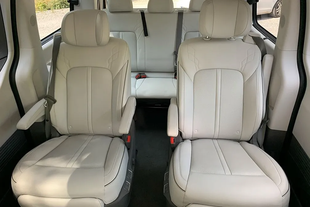 Insgesamt sieben Personen können im Hyundai Staria befördert werden. Die hintere Sitzreihe hat  keine Isofix-Verankerungen für Kindersitze.