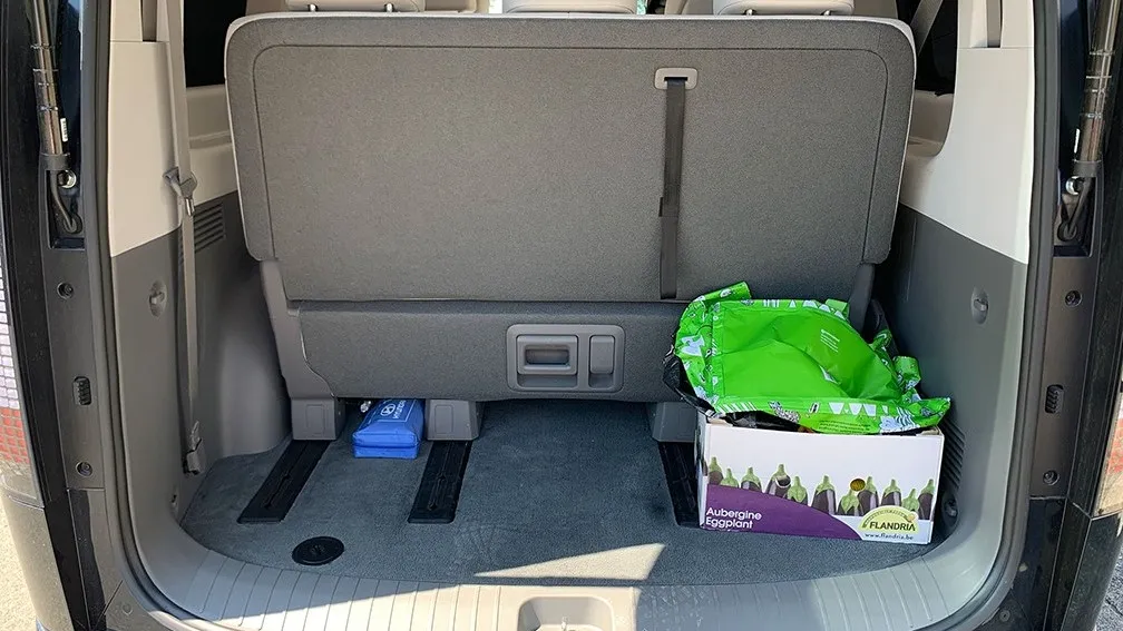 Ganz hinten bleibt Platz für überschaubares Gepäck. Je nach Position der auf den Schienen im Boden verschiebbaren Rücksitzbank bleiben 117 bis 431 Liter Volumen übrig. Zu wenig für Koffer und großes Gepäck.