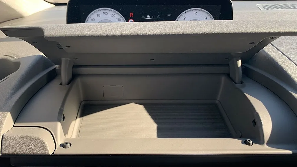 Reichlich Ablageflächen hat der Hyundai Staria, wie hier hinter dem Lenkrad.