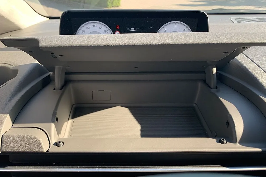 Reichlich Ablageflächen hat der Hyundai Staria, wie hier hinter dem Lenkrad.