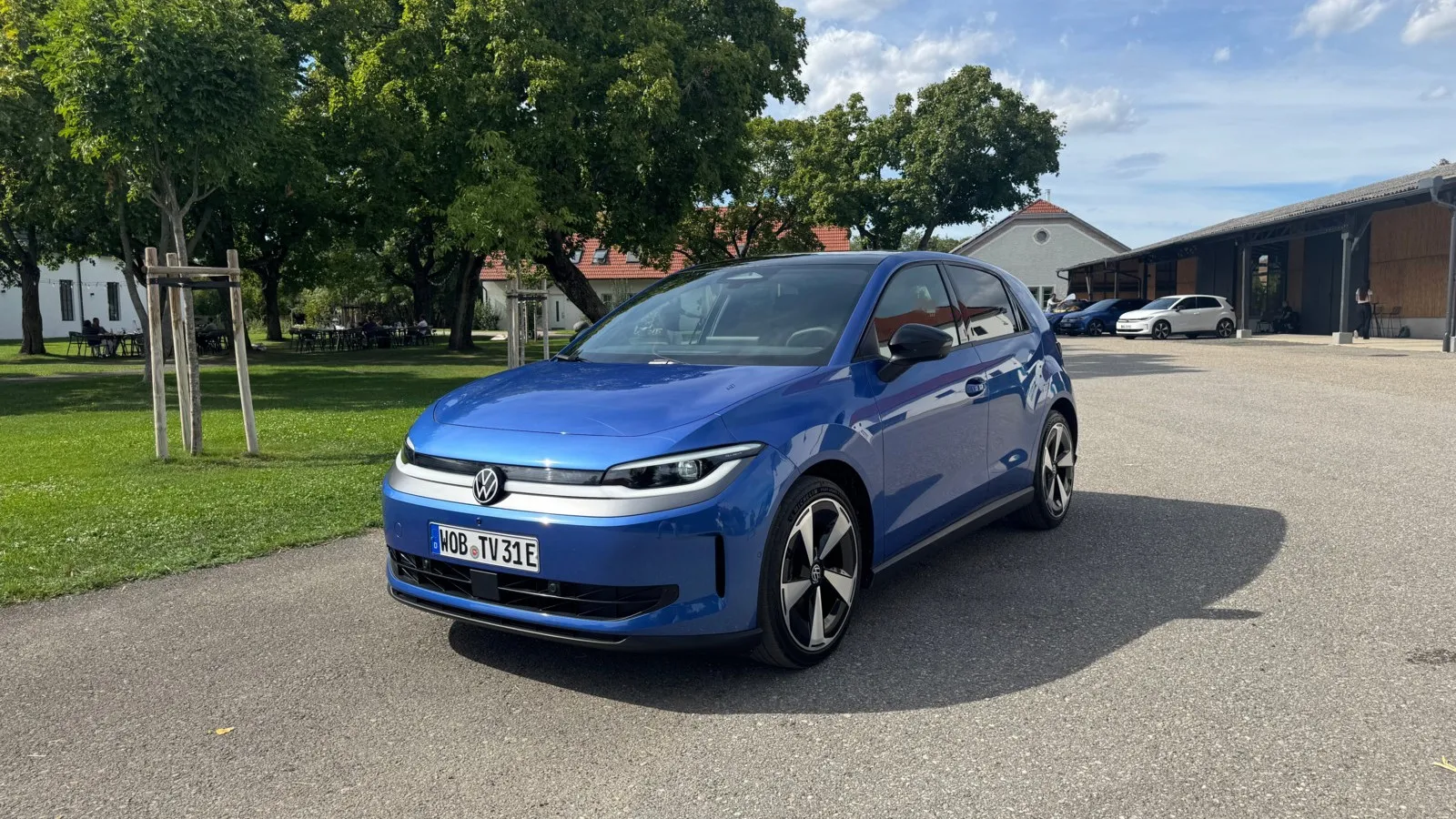 An der Front ersetzt eine breite Spange den klassischen Kühlergrill des Elektro-Polo.