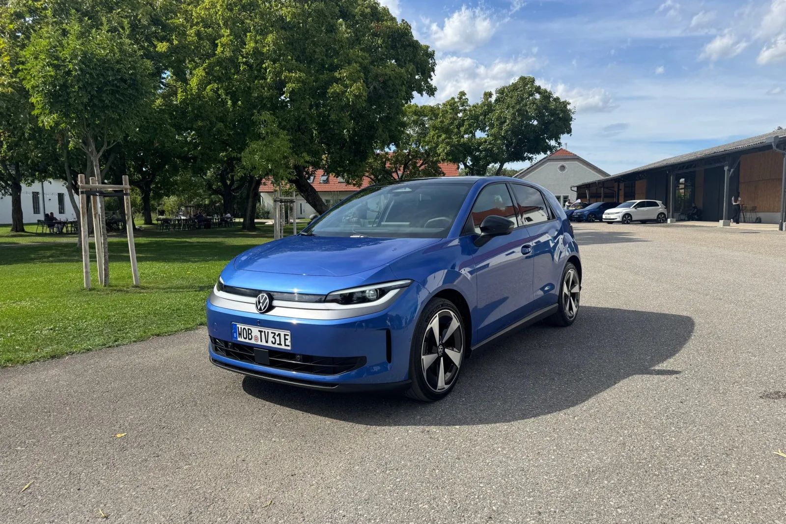An der Front ersetzt eine breite Spange den klassischen Kühlergrill des Elektro-Polo.