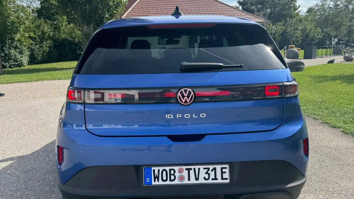 Am Heck verbindet der VW ID. Polo LED-Leuchten mit einem durchgehenden Lichtband.