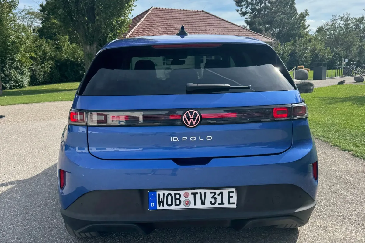 Am Heck verbindet der VW ID. Polo LED-Leuchten mit einem durchgehenden Lichtband.