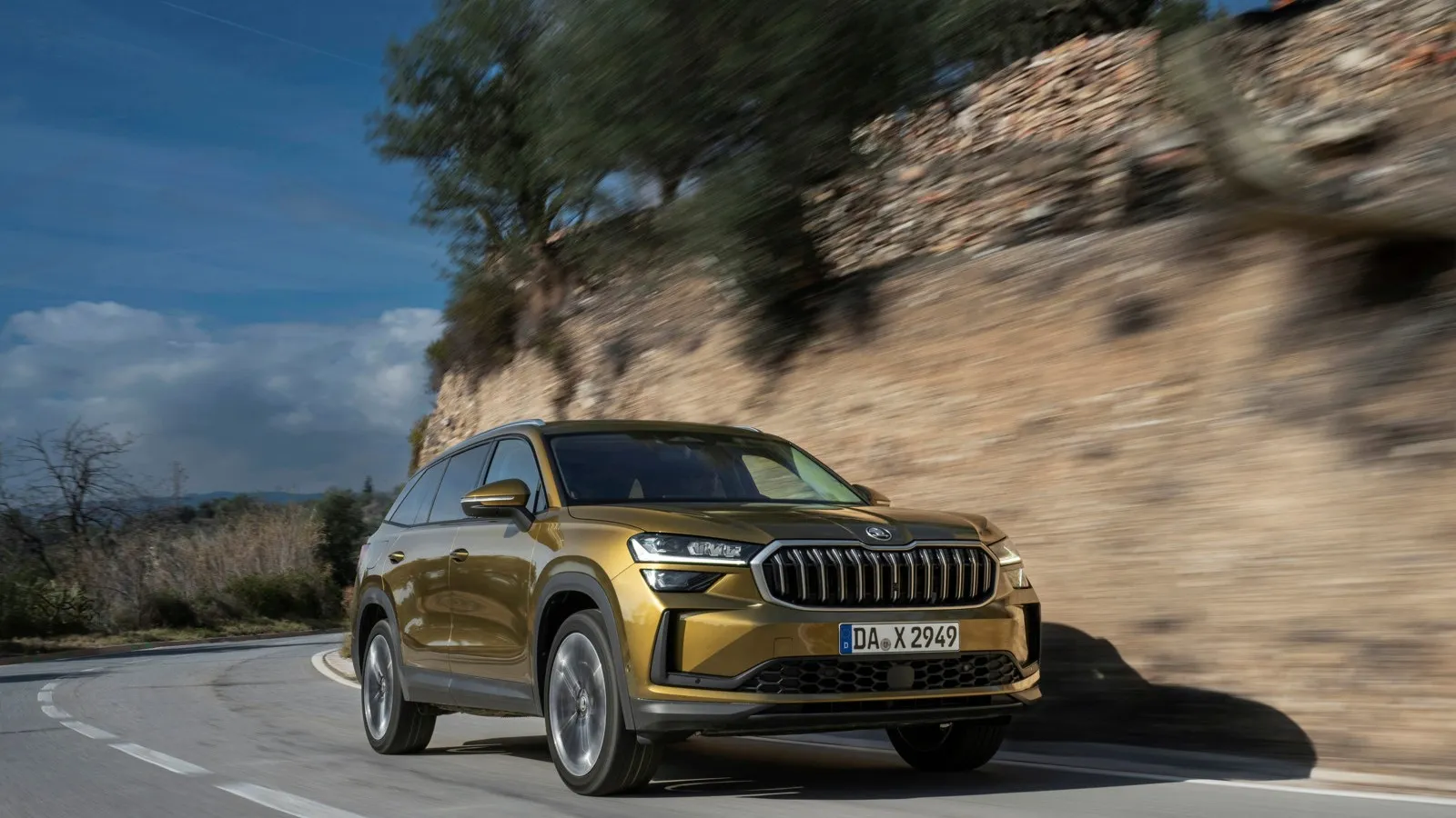Der Škoda Kodiaq zeigt sich mit einer kraftvollen Frontpartie und markanten LED-Matrix-Scheinwerfern, die ihm eine moderne und selbstbewusste Optik verleihen.