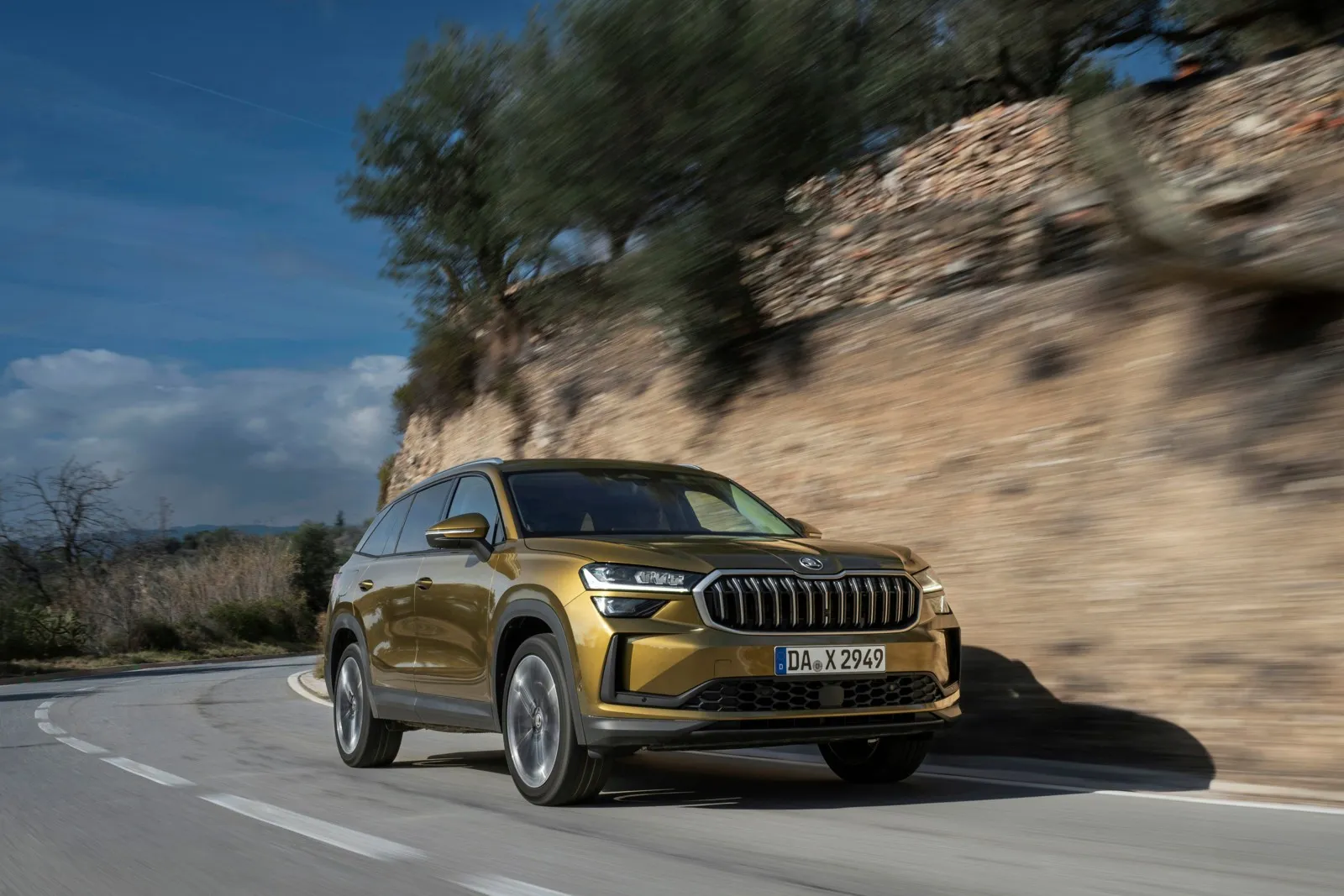 Der Škoda Kodiaq zeigt sich mit einer kraftvollen Frontpartie und markanten LED-Matrix-Scheinwerfern, die ihm eine moderne und selbstbewusste Optik verleihen.