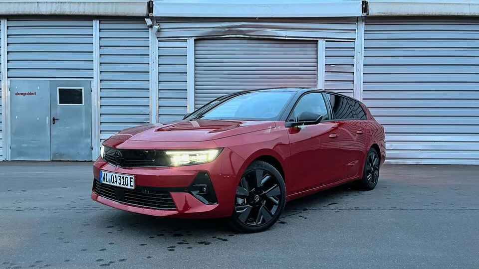 Außer über das E auf dem Kennzeichen ist der batterieelektrische Opel Astra Sports Tourer kaum vom Modell mit Verbrennungsmotor zu unterscheiden. Auf der Langstrecke allerdings muss der Astra ST Electric zurückstecken, zumindest wenn es kühl ist.