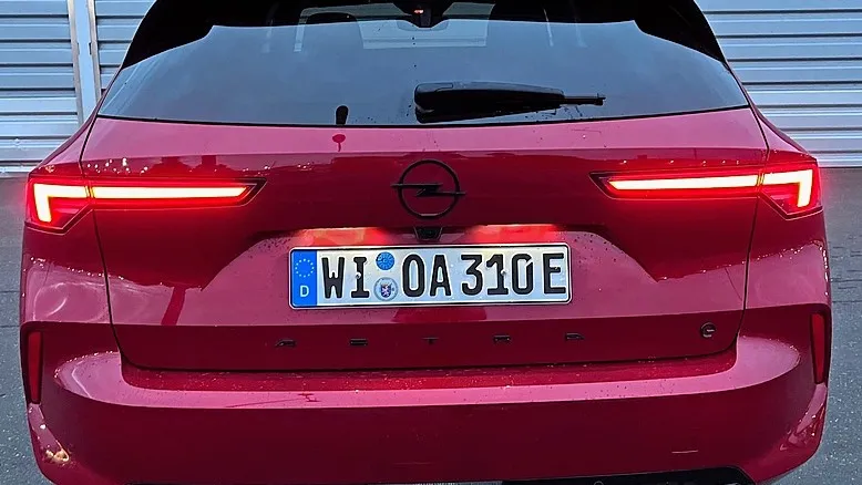 Das Heck des Astra ST wirkt dank der schmalen LED-Heckleuchten muskulös und breit.