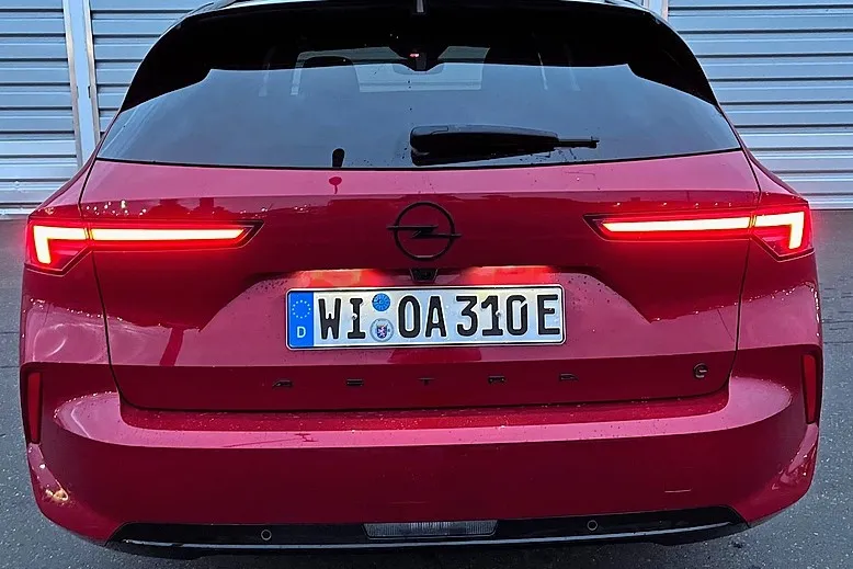 Das Heck des Astra ST wirkt dank der schmalen LED-Heckleuchten muskulös und breit.