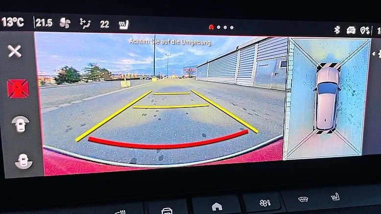 Das 10-Zoll-Zentraldisplay ist das bekannte Stellantis-System und funktioniert. Nur einzelne Menüpunkte sind etwas umständlich zu finden. Das Display und die Rückfahrkamera sind hoch aufgelöst.
