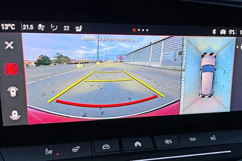 Das 10-Zoll-Zentraldisplay ist das bekannte Stellantis-System und funktioniert. Nur einzelne Menüpunkte sind etwas umständlich zu finden. Das Display und die Rückfahrkamera sind hoch aufgelöst.