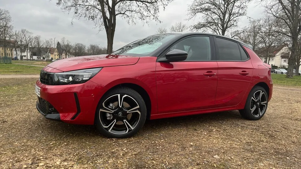 Mit 48V elektrifiziert: Der neue Hybrid-Corsa verspricht 15-18 Prozent Kraftstoff und CO2-Einsparung gegenüber dem Nur-Benziner und hat trotzdem Reserven für Fahrspaß.