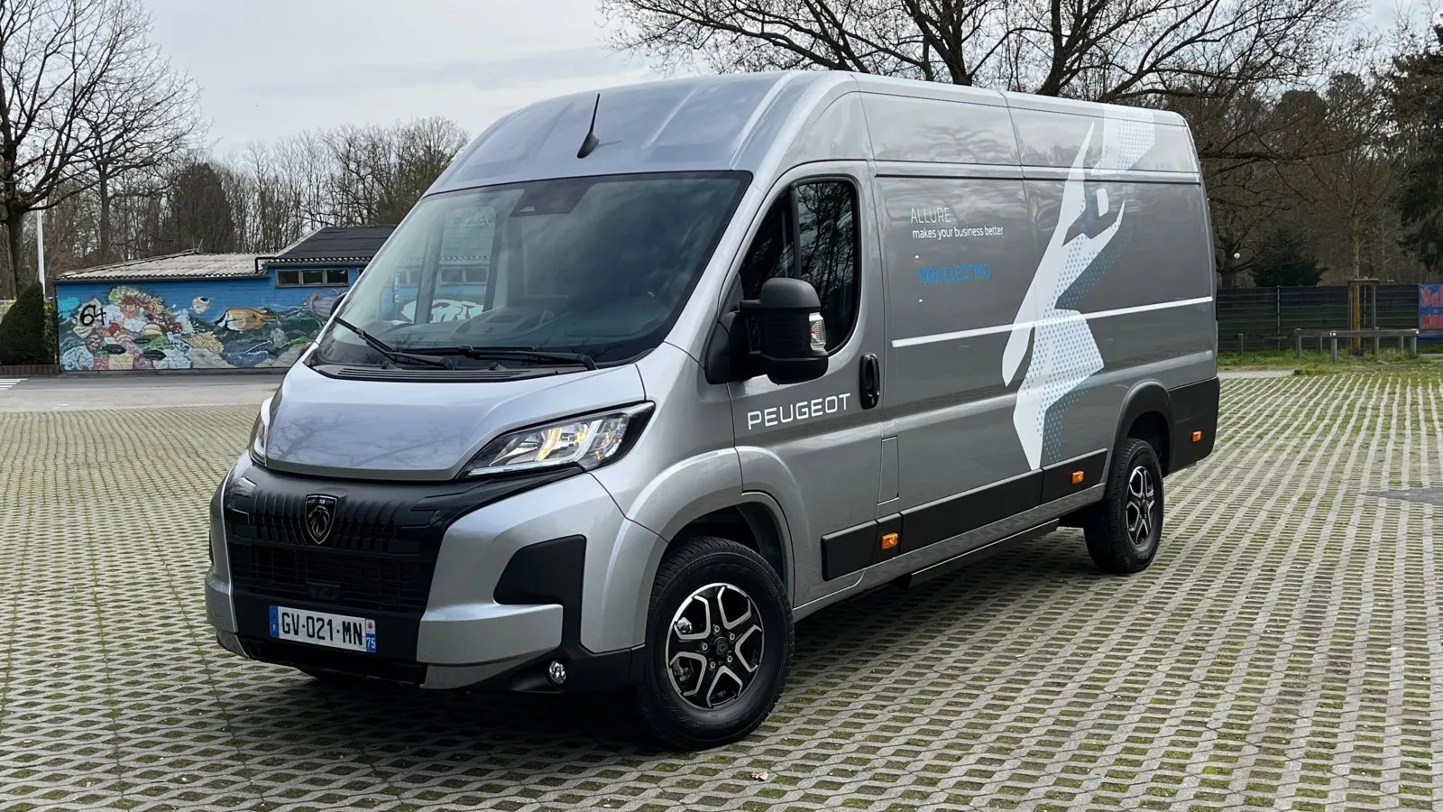 Der Peugeot e-Boxer bietet 1,5 Tonnen mögliche Zuladung, 200 kW (270 PS) Leistung und eine elektrische Reichweite von bis zu 420 km (WLTP).