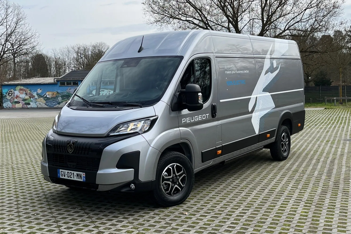 Der Peugeot e-Boxer bietet 1,5 Tonnen mögliche Zuladung, 200 kW (270 PS) Leistung und eine elektrische Reichweite von bis zu 420 km (WLTP).