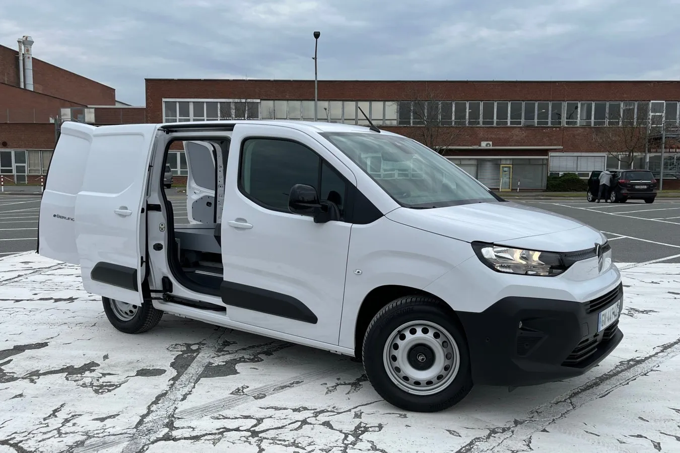 Der e-Berlingo ist der elektrische Kompaktvan mit Citroen-Logo.